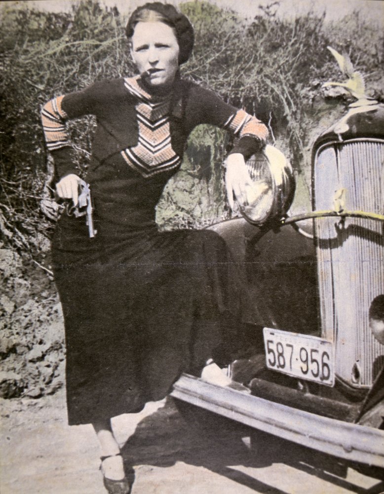 銃と葉巻を持って「タフ」なポーズをとるボニー・パーカー（1934年頃）（モノクロ写真