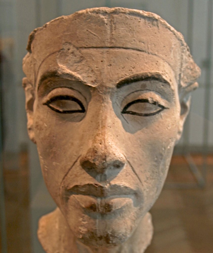ネフェルティティ（紀元前1370-1330年頃）の胸像 エジプトのファラオ・アケナテンの偉大な王妃（主席妃）。ネフェルティティ と彼女の夫は、宗教革命を起こしたことで知られています。彼らは、太陽の円盤であるアテンという唯一の神を崇拝するようになりました。