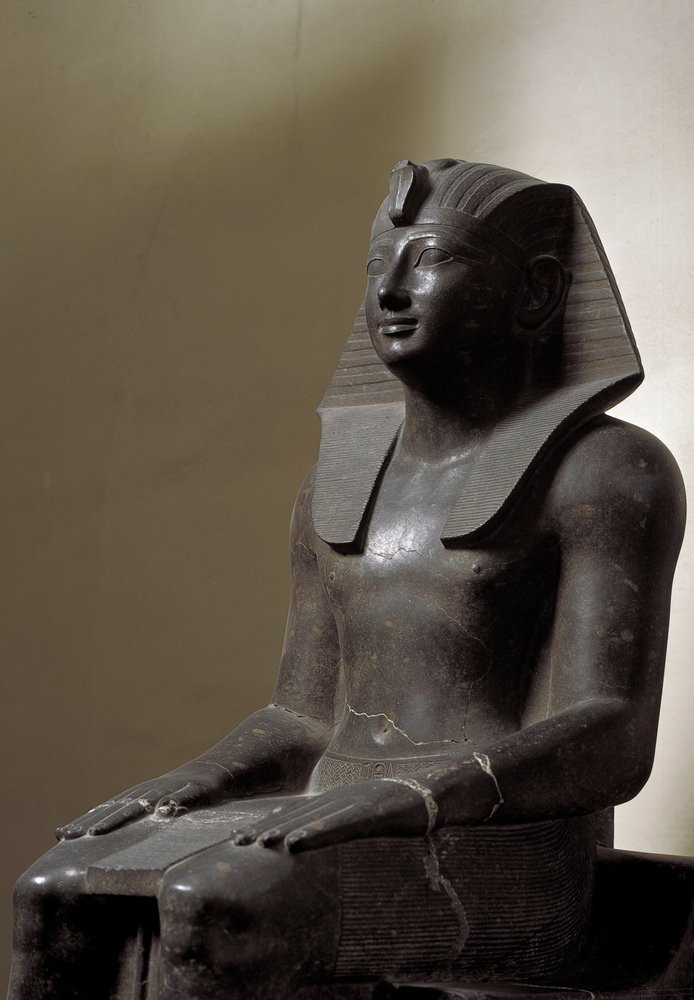 エジプトのアンティーク：バサナイト製の彫刻で、エジプトのファラオで