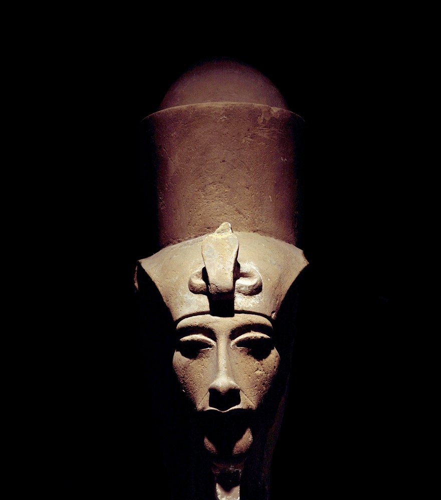 エジプトの古代遺物：二重の王冠をかぶったアメンホテプ4世