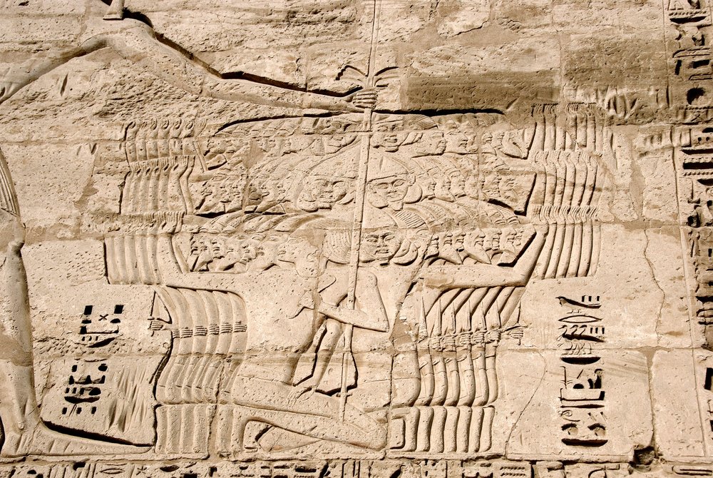 エジプトの古代遺物：ラムセス3世の敵である海の民の戦闘機を捕らえた