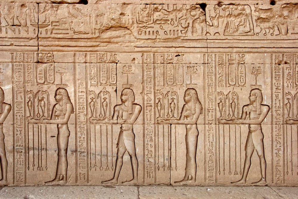 エジプトの古代文明：女神に捧げられた供物と貢物（エジプト、デンデラ