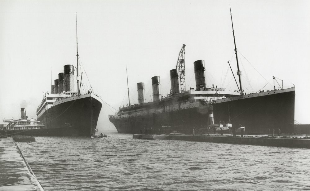 1912年3月6日、RMSタイタニック号が乾ドックから撤去され、姉妹船のRMS 