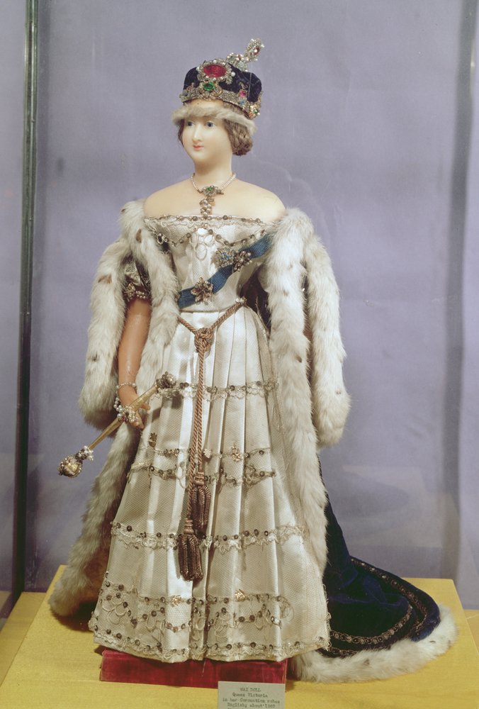 女王ビクトリア（1819-1901）の戴冠式ローブに身を包んだ人形、1840