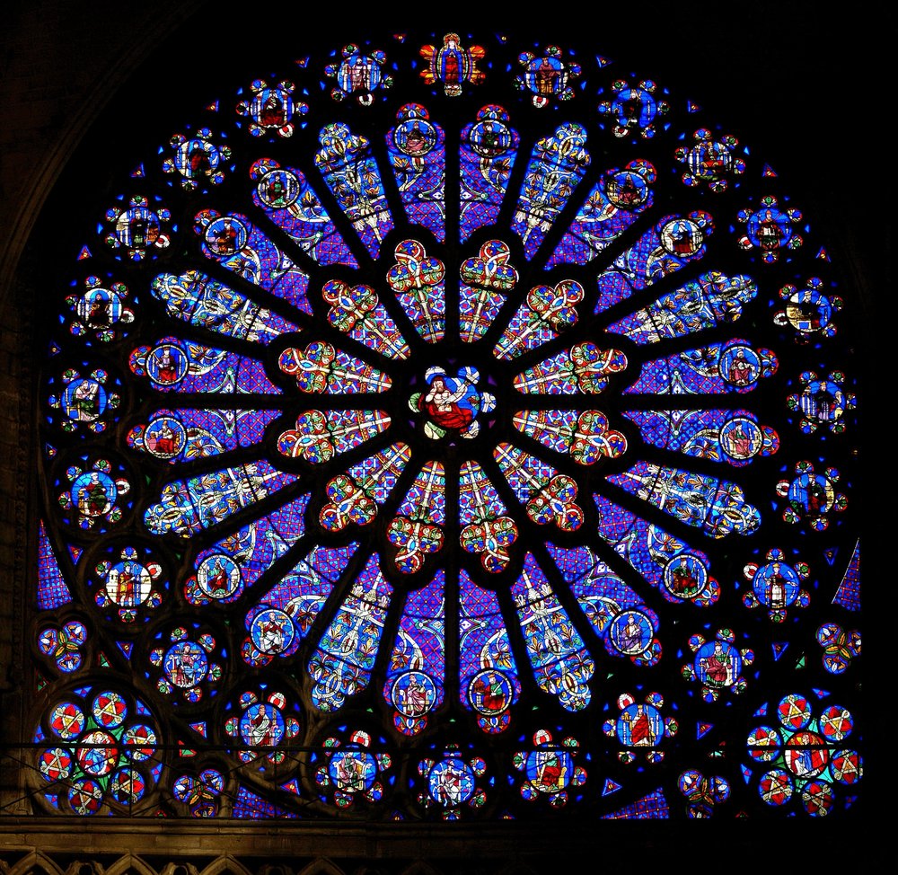 中世のデザインの後の19世紀のガラスが付いているバラの窓