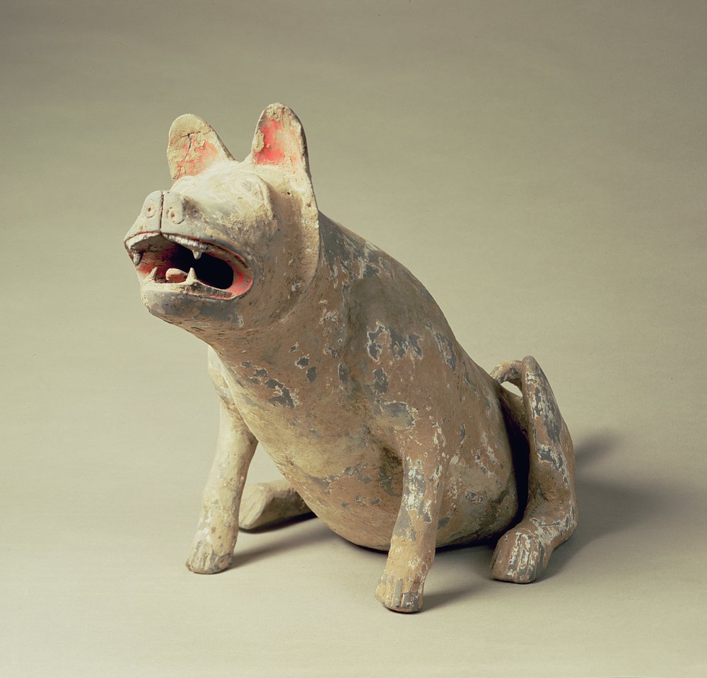 初期の中国陶器に着席した犬、墓の遺物、漢王朝、206 BC-220 AD