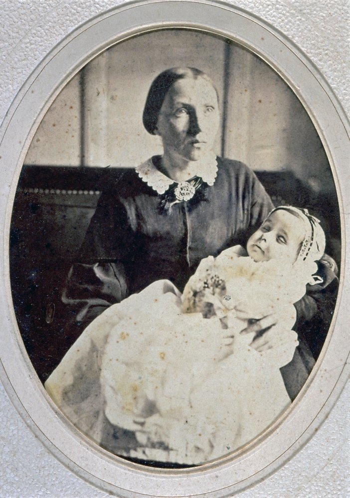 母親に抱かれた少女の死後の肖像画、1855年頃（モノクロ写真