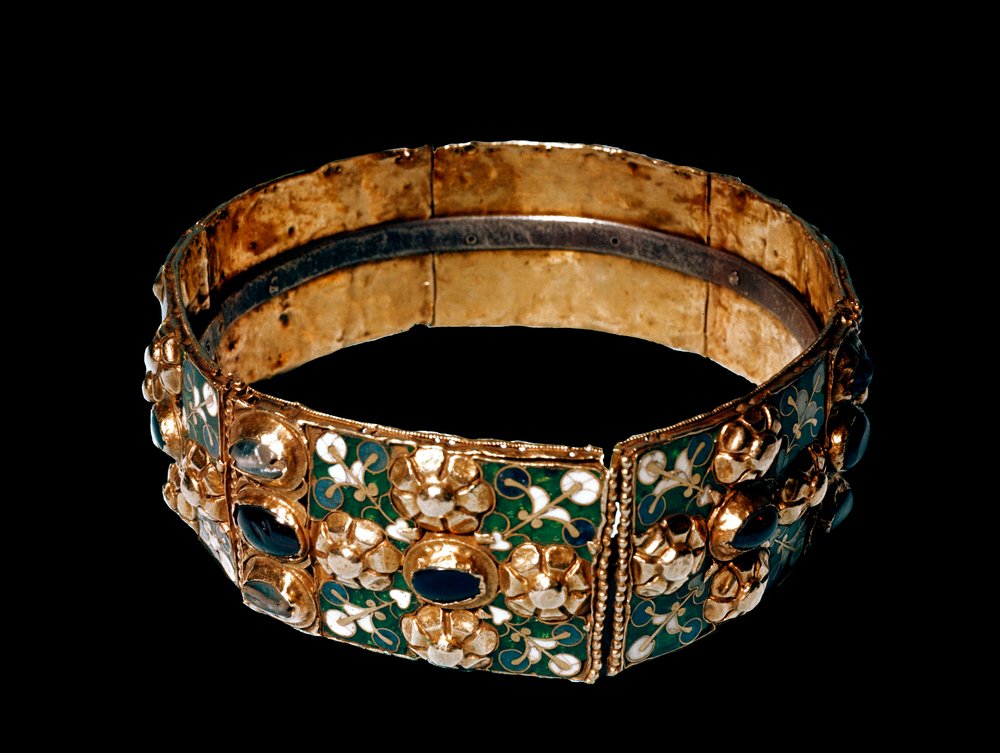 ロンバルディアート。金、鉄、エナメル、貴石を使った