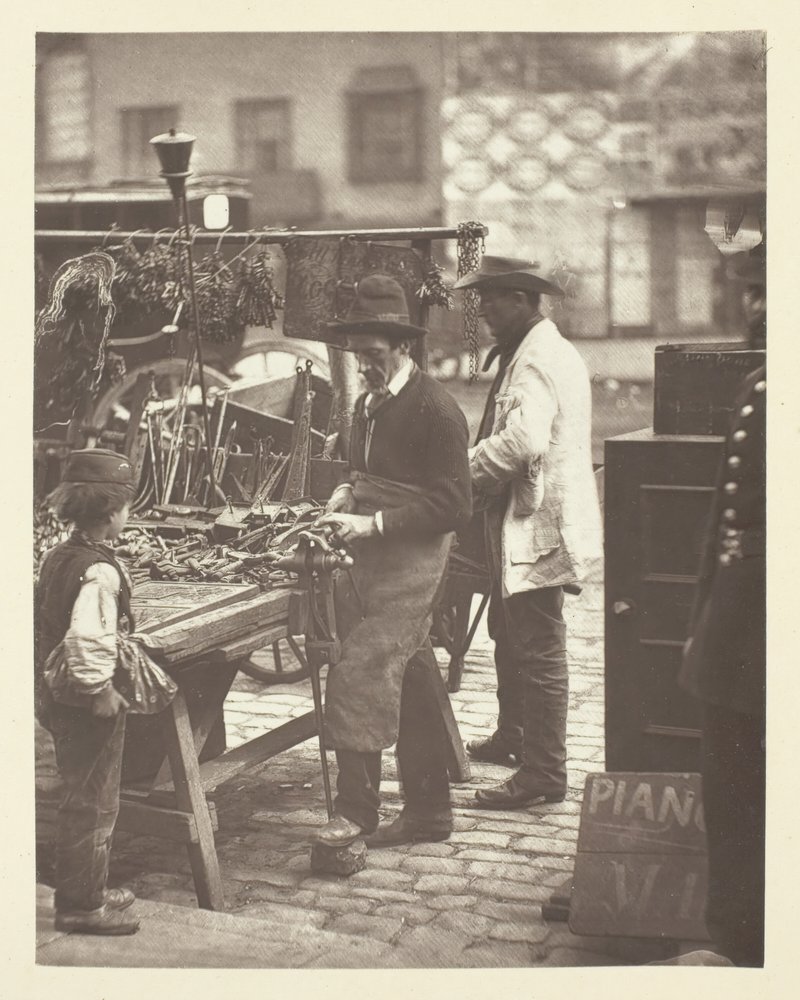 通りの鍵屋、1881 年。 作： ジョン・トムソン