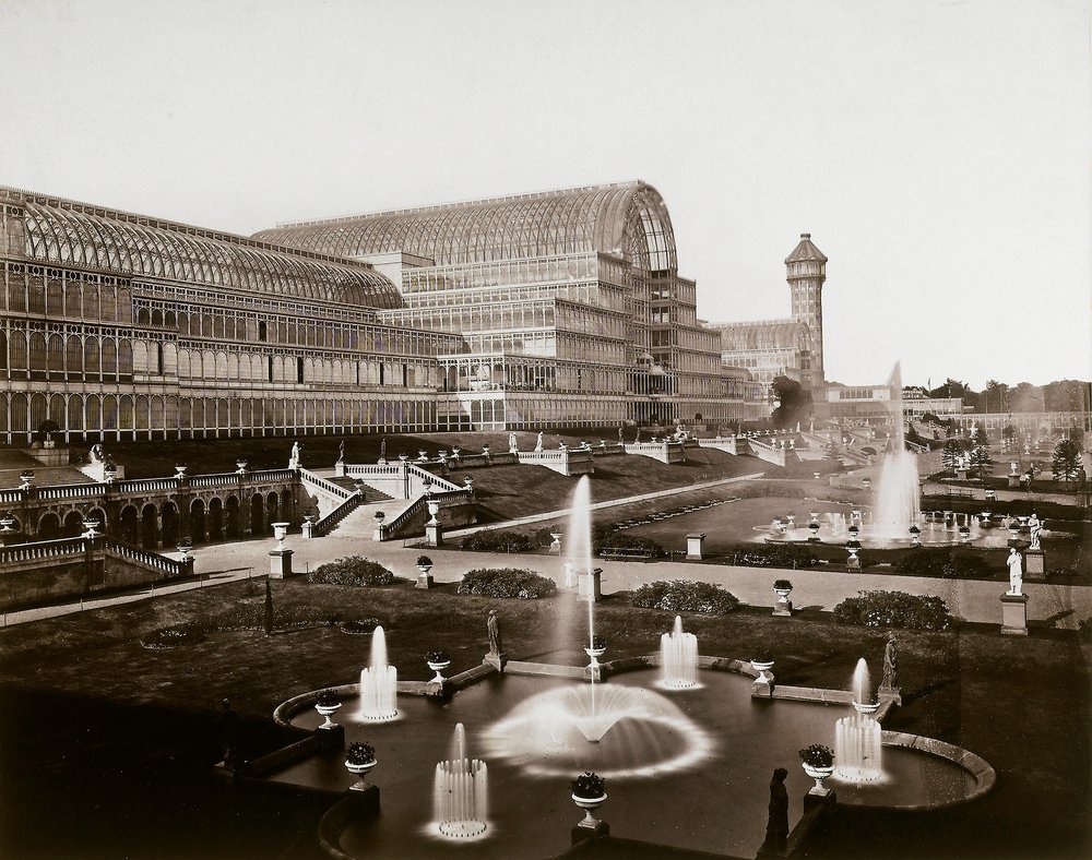 ロンドンのクリスタル・パレス：庭園と噴水、1870年頃（モノクロ写真