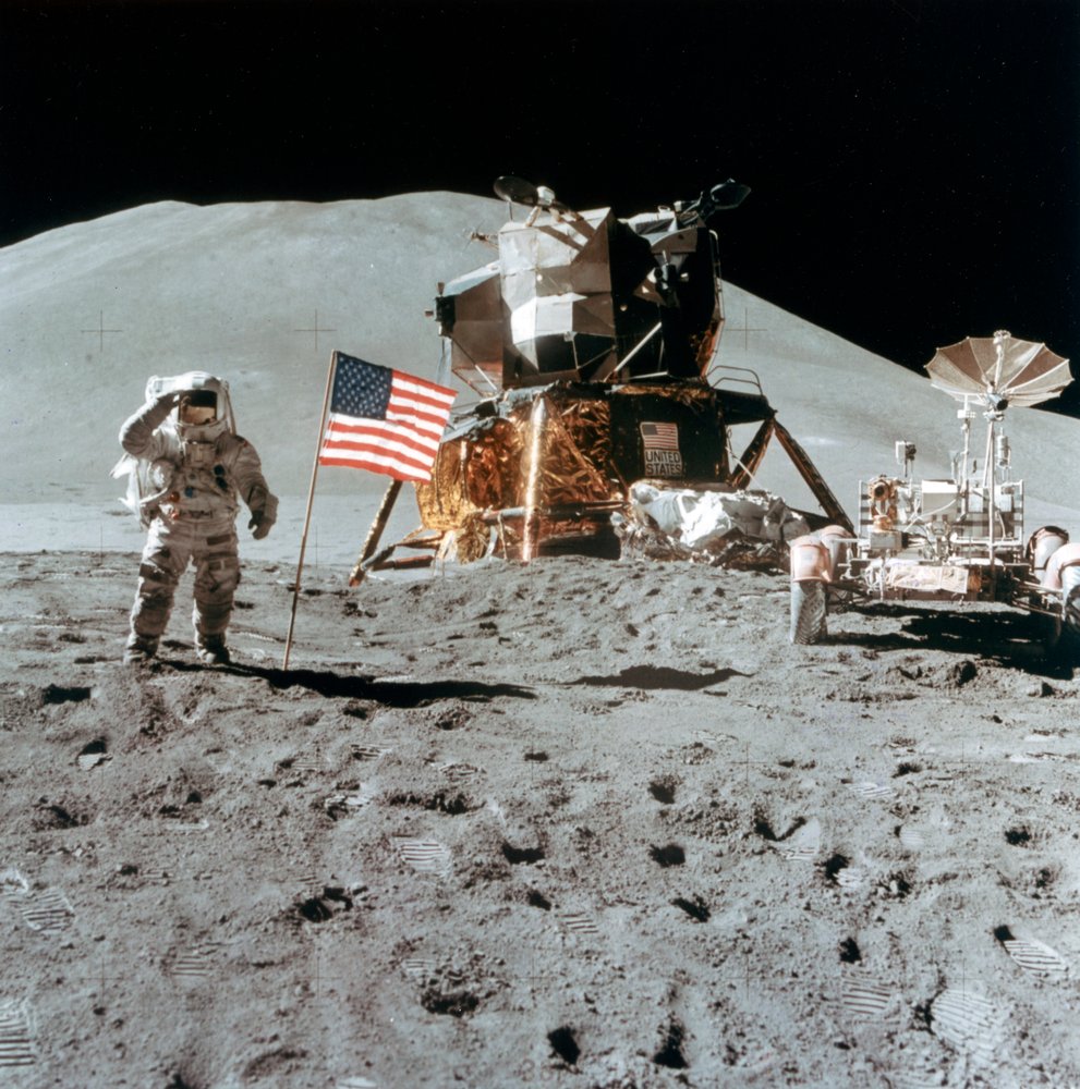 ジェームズアーウィン宇宙飛行士1930-1991は、1971年に月面で敬礼します。