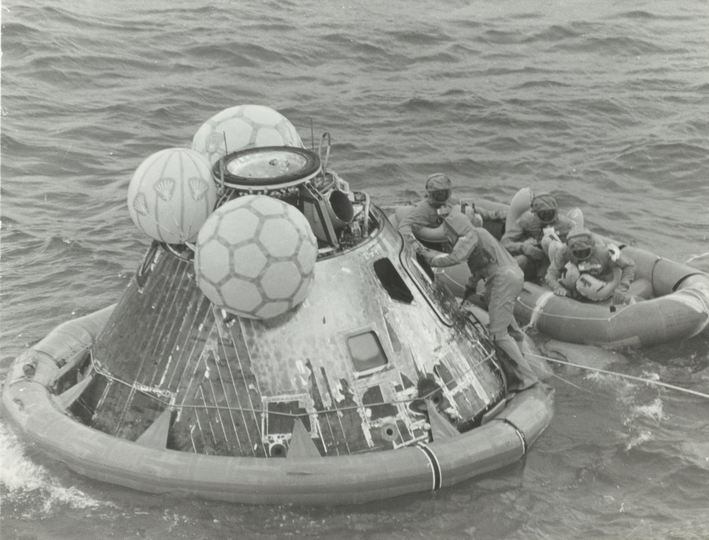アポロ11号スライド写真集 アポロ 11 号の着水事故後の救命ボートの宇宙飛行士]、1969 年。