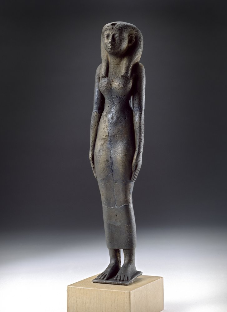 ナパタン時代の女神イシスの図、紀元前900〜300年頃（青銅製中空鋳物、木製ベース）