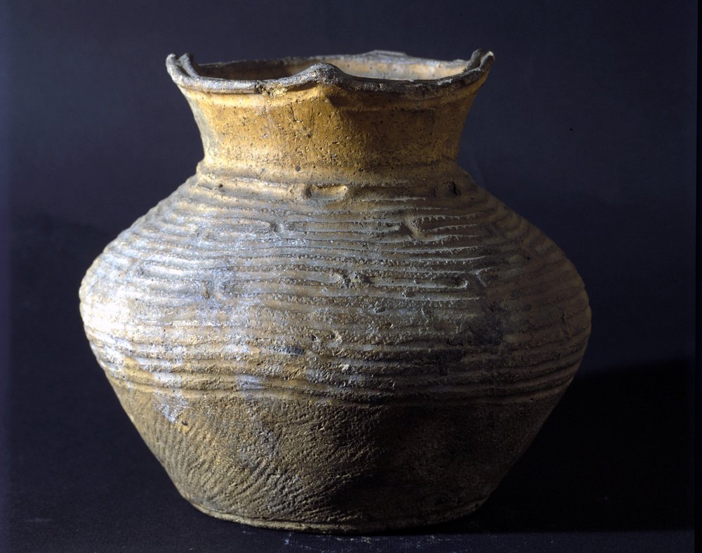 縄文時代（日本の先史時代）の土器。ローマ、国立東洋美術館。 作： 先史時代先史時代