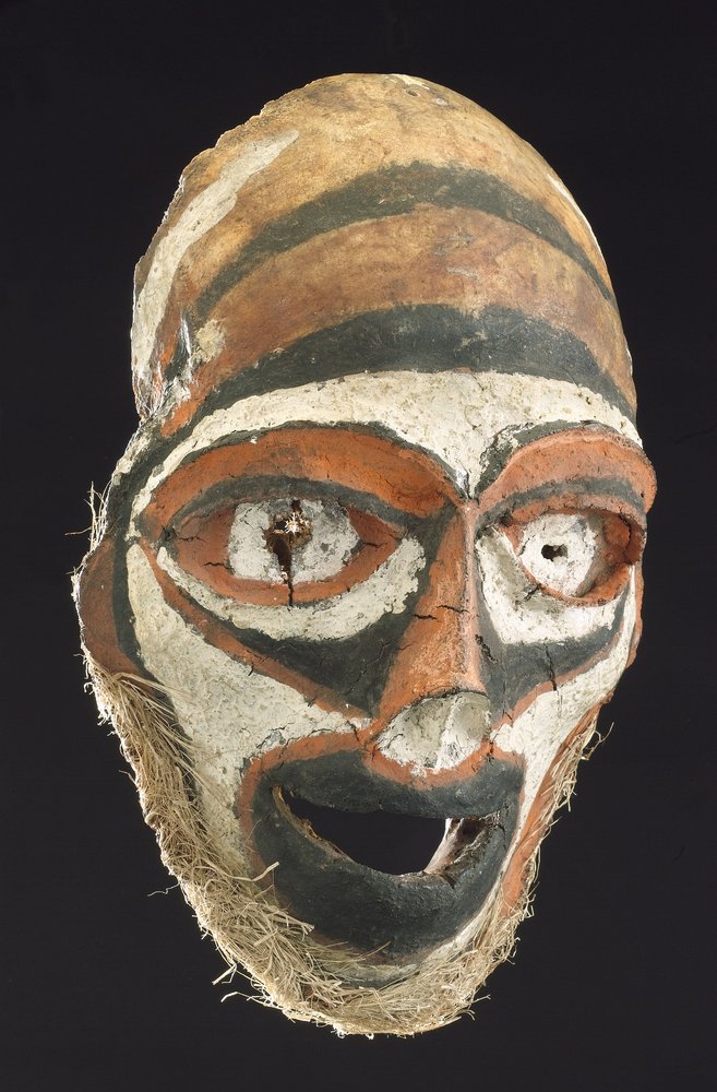 人間の頭蓋骨から作られたマスク（パプアニューギニア・ニューブリテン島