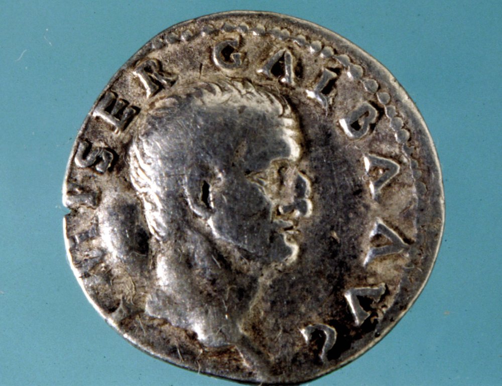 ローマ皇帝ガルバ（紀元前5年～紀元後69年）の肖像が描かれた銀貨（JC