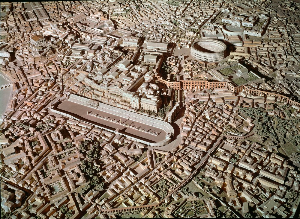 ローマ美術：古代ローマの都市を表した模型。中央には戦車競走に使われたキルクス・マクシムス、または大競技場がある。ローマ、ローマ文明博物館。ローマ美術。キルクス・マクシムスとエトルリアの城壁。復元模型の細部 作： ローマンローマン