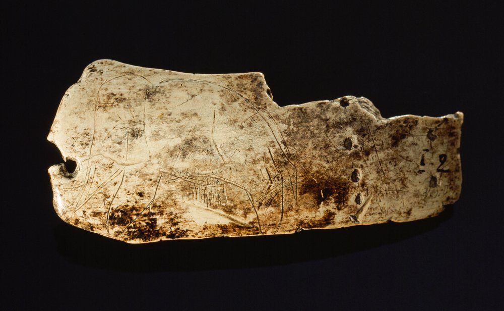 先史時代のマンモスの象牙にマンモスの像が彫られている。