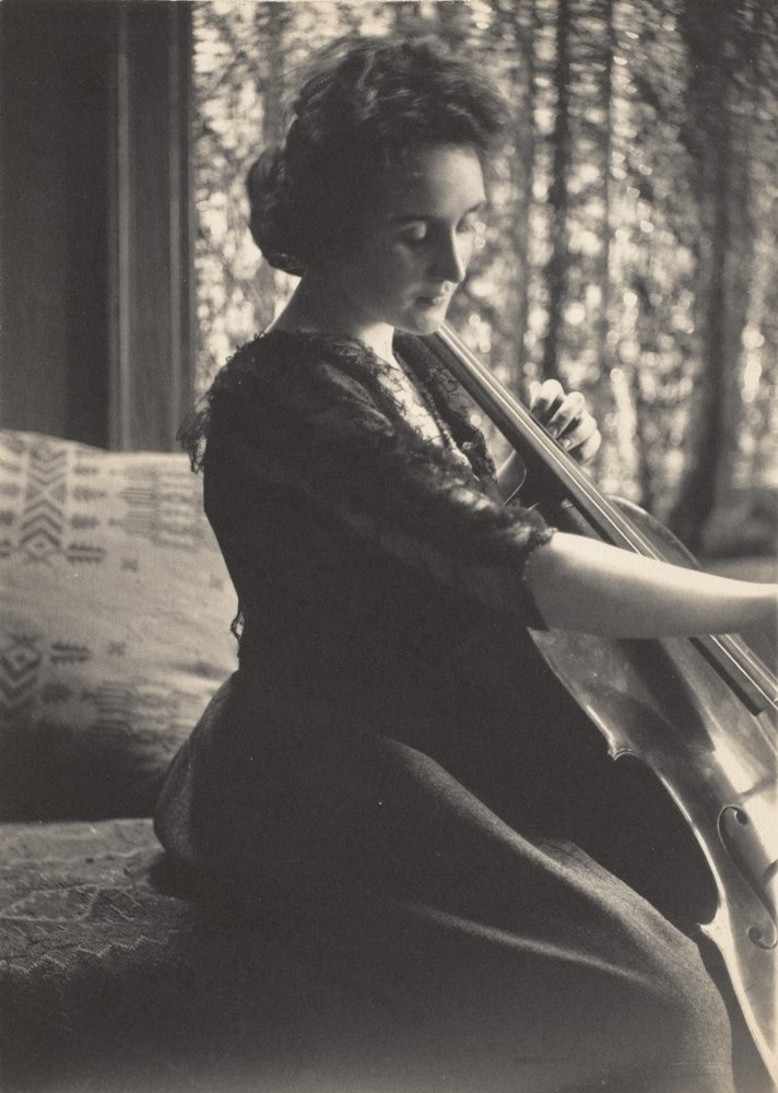 チェロを弾く女 チェロを弾く女]、1880年代、1880年代。