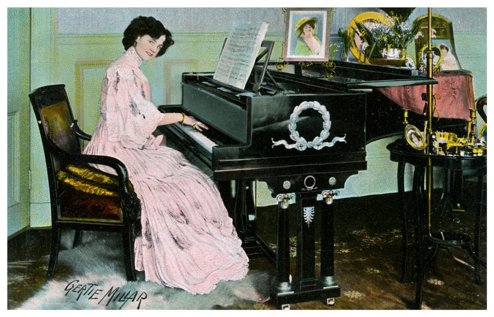 Gertie Millar、イギリスの女優兼歌手、ピアノを弾く、c1890-1909