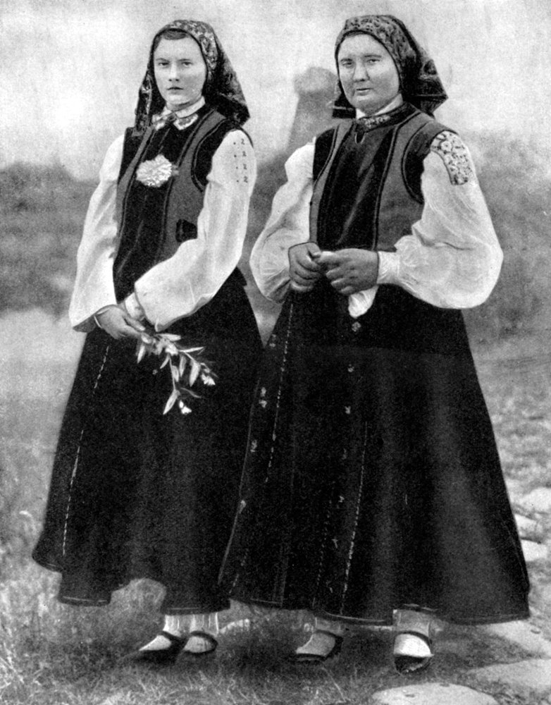 ラトビアの伝統衣装を着た女性、1936年
