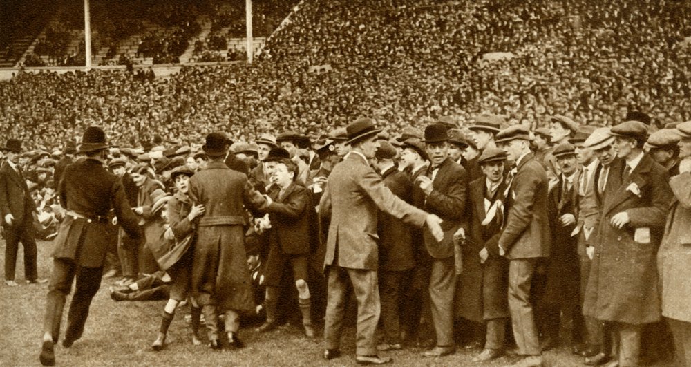 最初のFAカップ決勝は、1923年4月28日、1935年にロンドンの新しいウェンブリースタジアムで開催されます。