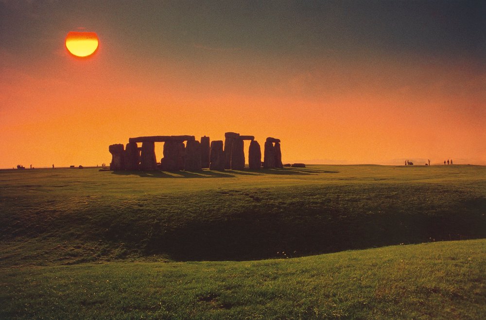 イギリス, イングランド, ウィルトシャー州, ストーンヘンジ, 青銅器時代の巨石建造物, 夕暮れ時 作： 無名の画家
