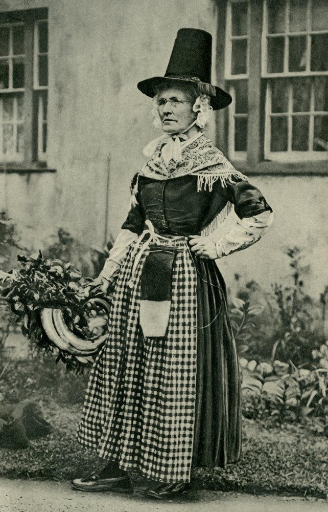 ウェールズ。堂々としたウェールズの老婦人は、民族衣装に固執する。1920