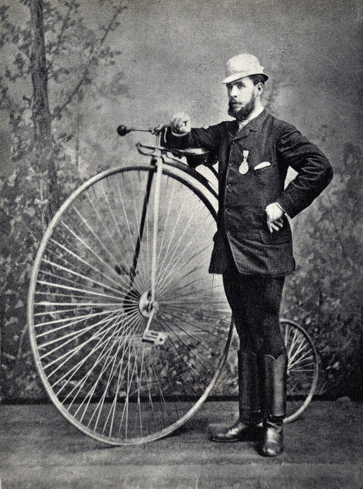 ベロシペードの祖先であるビッグ・バイ（グラン・バイ）とポーズをとる