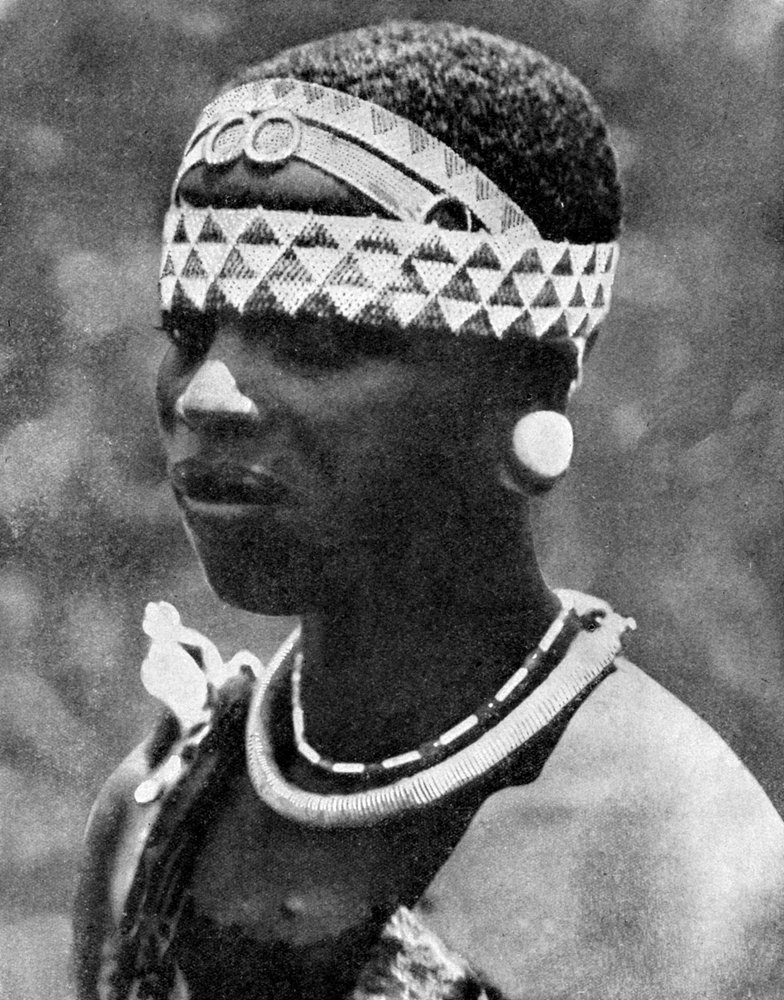 アンゴニ族の酋長の妻（アフリカ、モザンビーク、1936年）。
