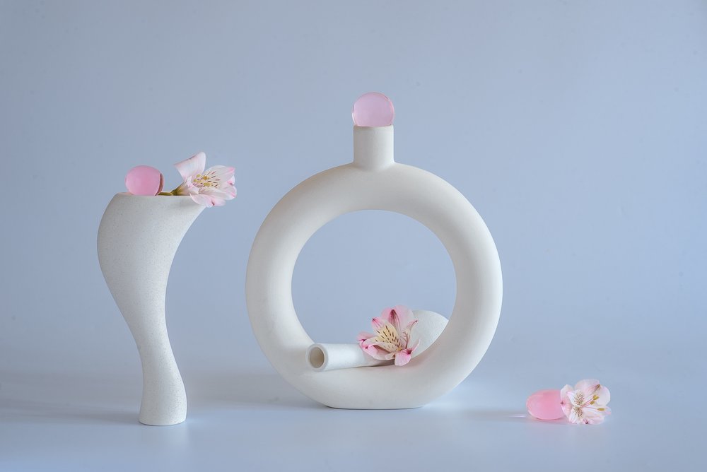 ミニマルなピンクの静物画 作： 