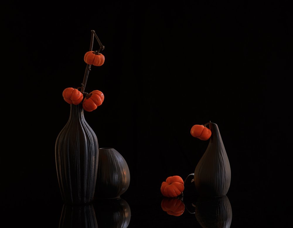 オレンジ色のカボチャとダークカラーの花瓶 作： 
