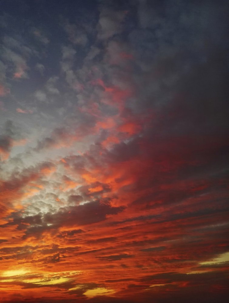 燃えるような夕焼け空 作： 