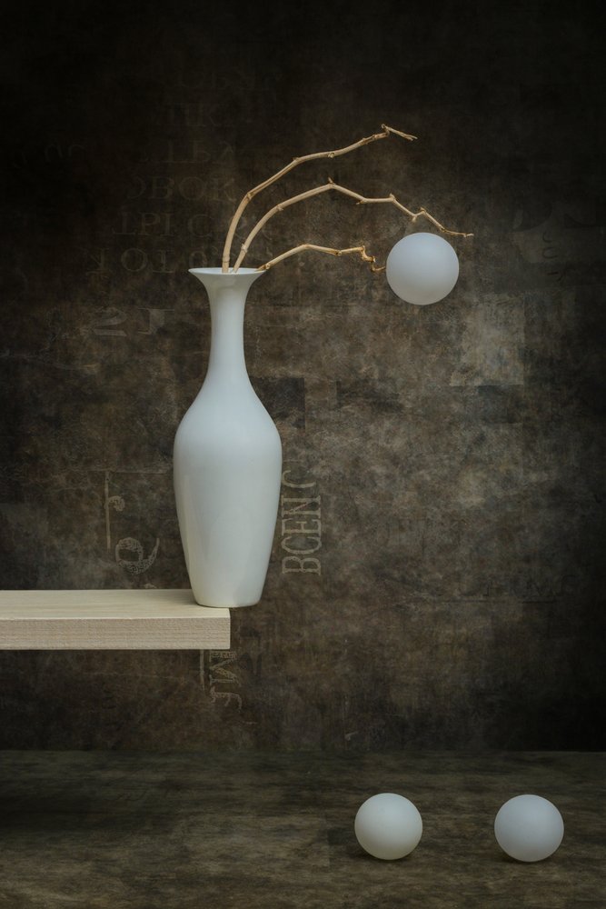 白い花瓶と装飾品 作： 