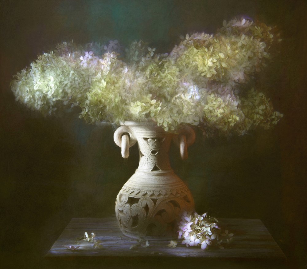 柔らかな花々の静物画 作： 