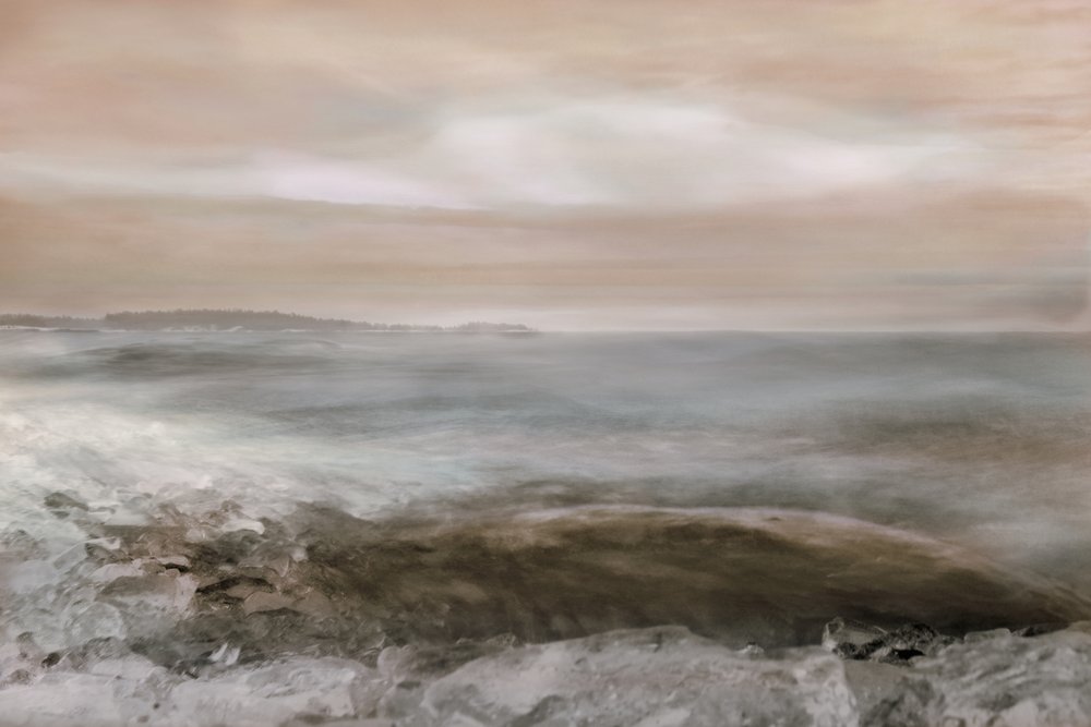 霧に包まれた海岸の静けさ 作： 