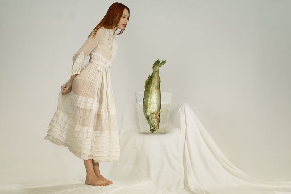 好奇心旺盛な女性と魚 作： 