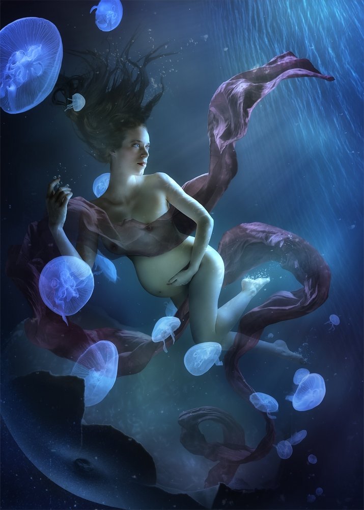 幻想的な水中の母性 作： 