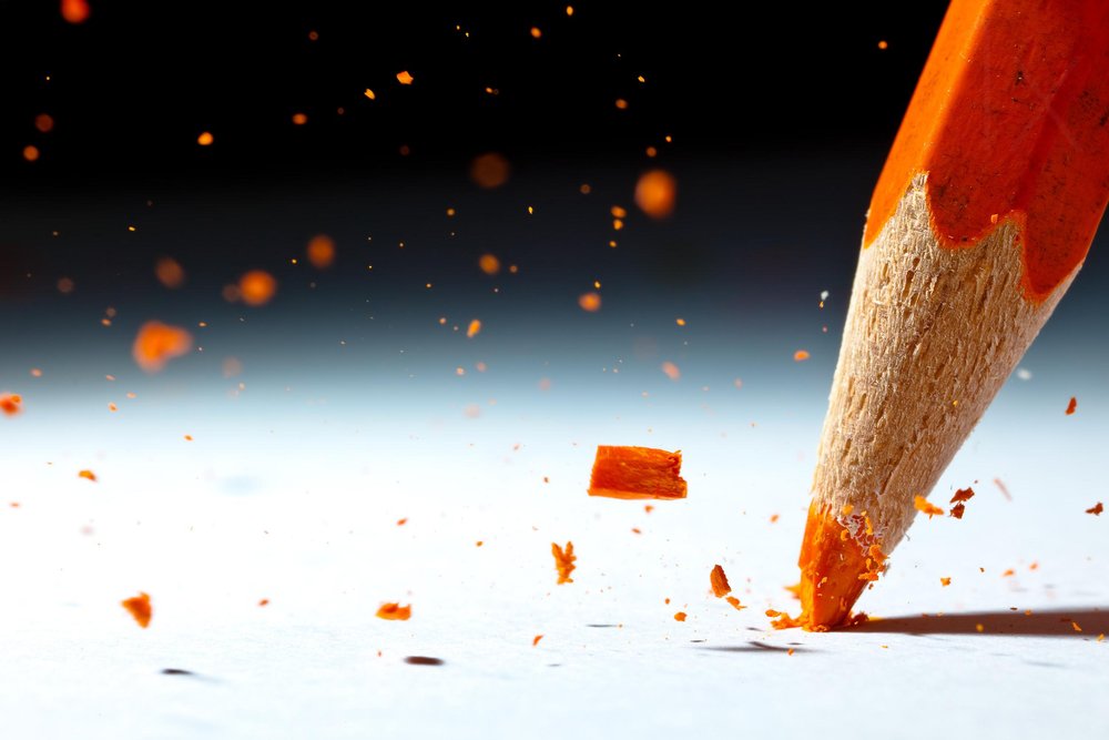 オレンジ色の鉛筆が折れる 作： 