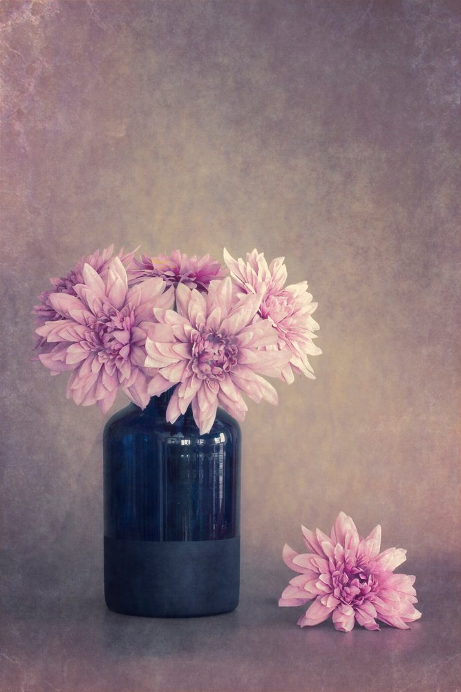 優しいピンクの花々を描いた静物画 作： 