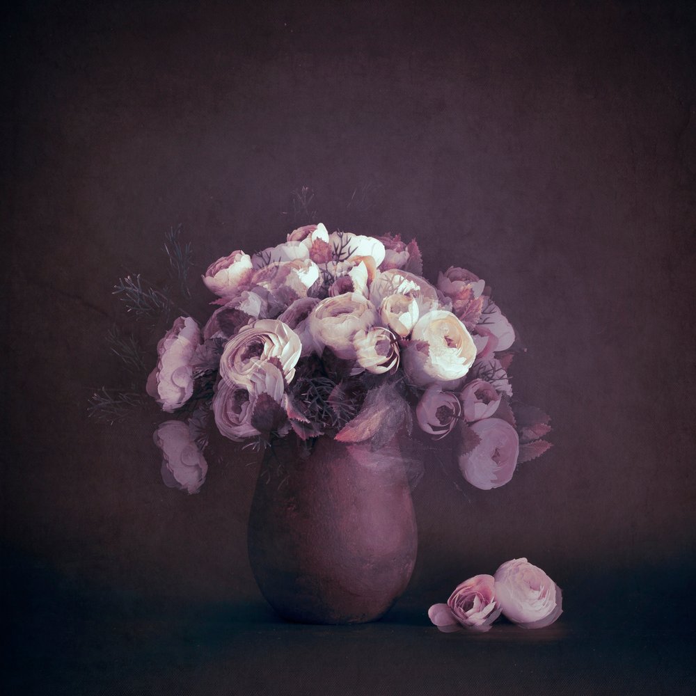 ムーディな花の静物画 作： 