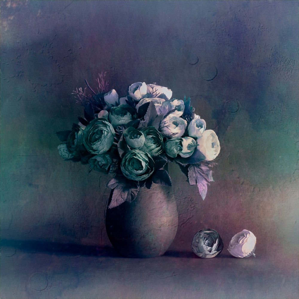 ムーディな花の静物画 作： 