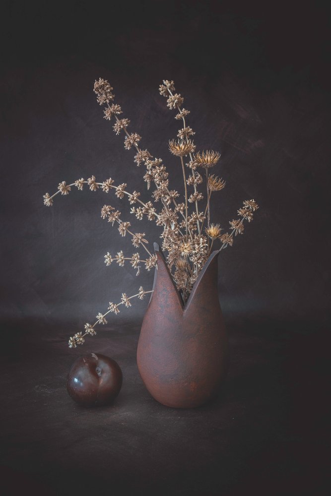 ムーディな花の静物画 作： 