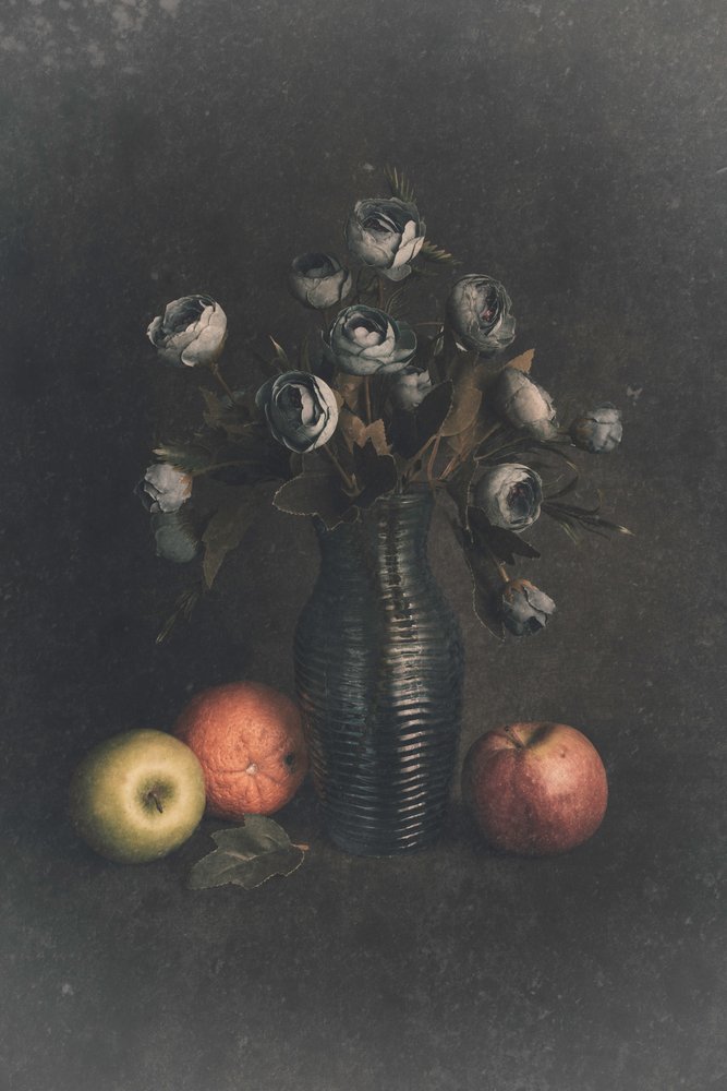 ムーディな花の静物画 作： 