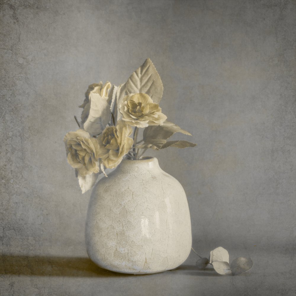 控えめな花々の静物画 作： 