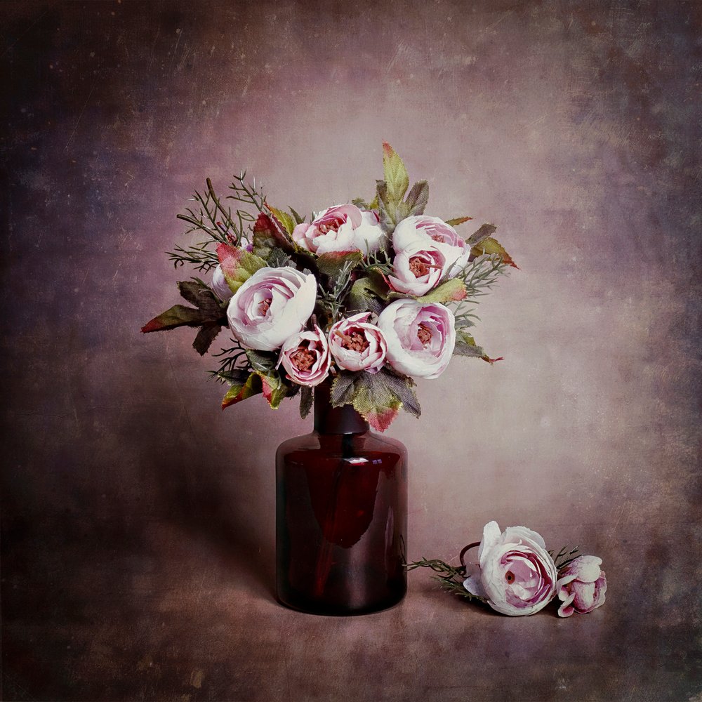 ピンクの花々の静物画 作： 