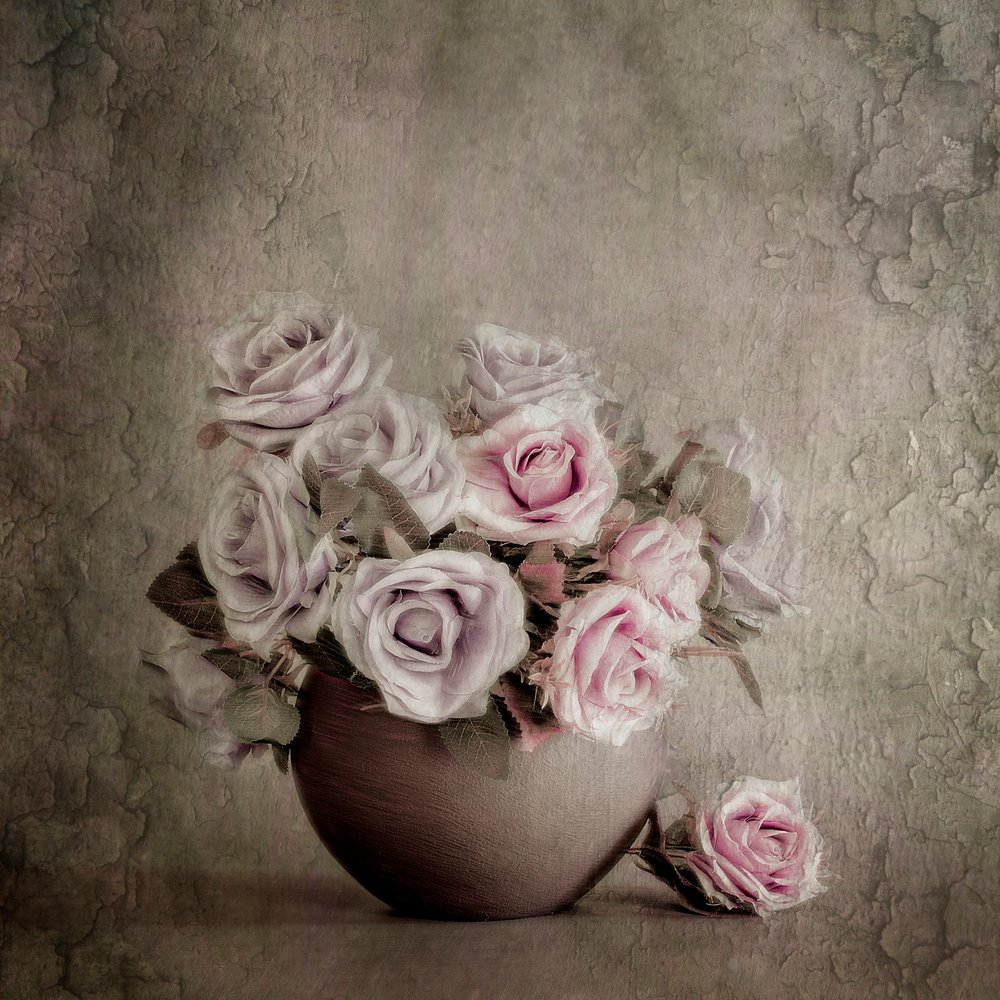 柔らかな花々の静物画 作： 