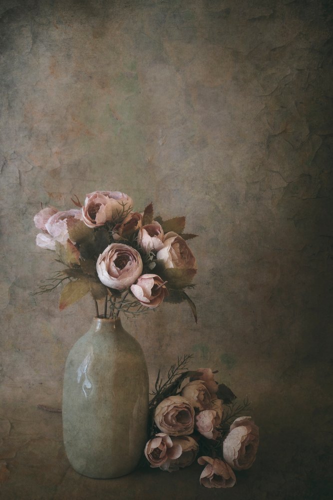柔らかな花々の静物画 作： 