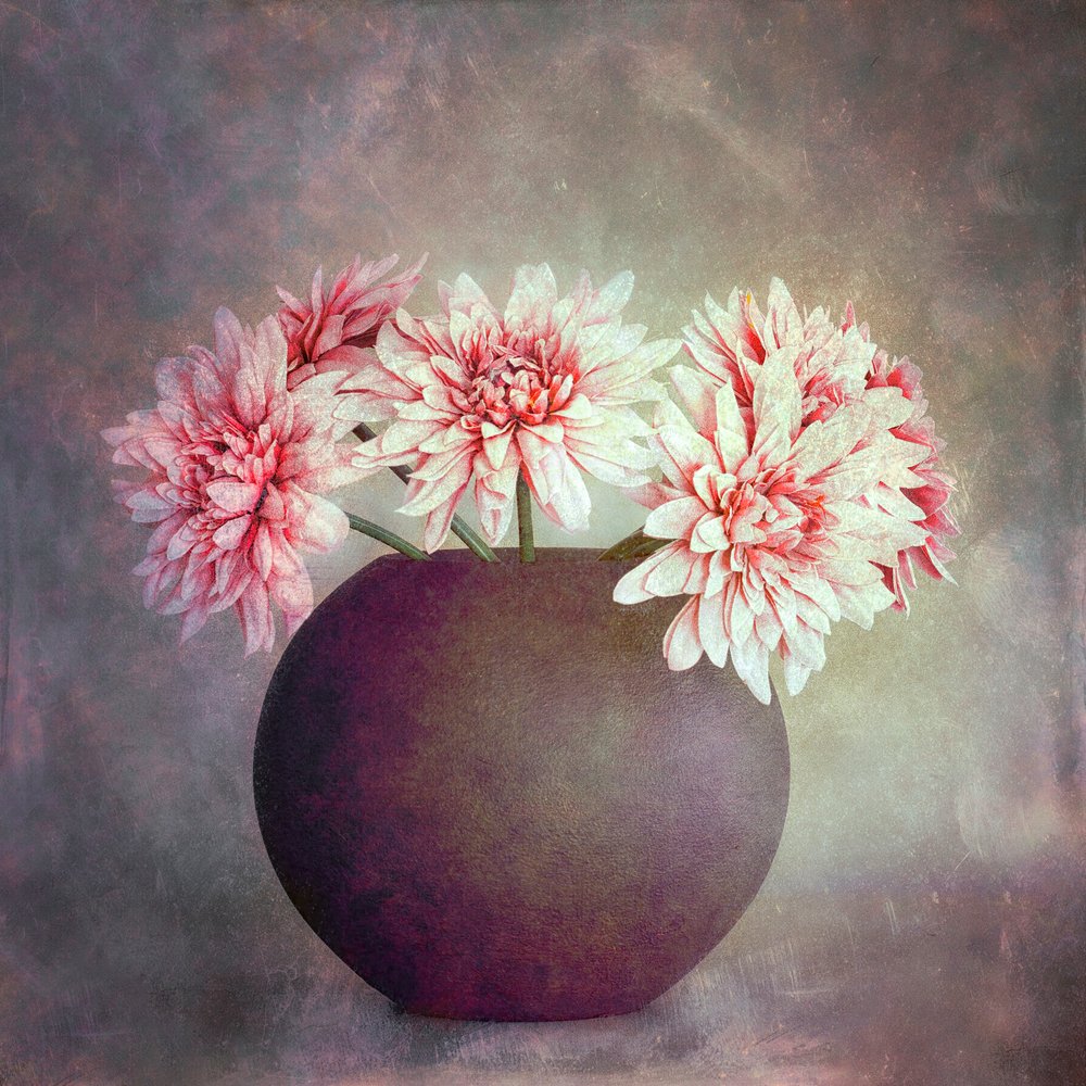 淡いピンクの花々を描いた静物画 作： 