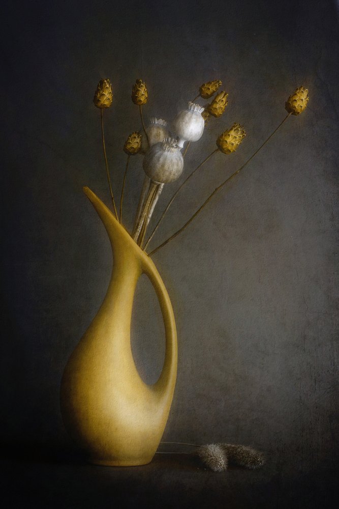 黄色い花瓶の静物画 作： 